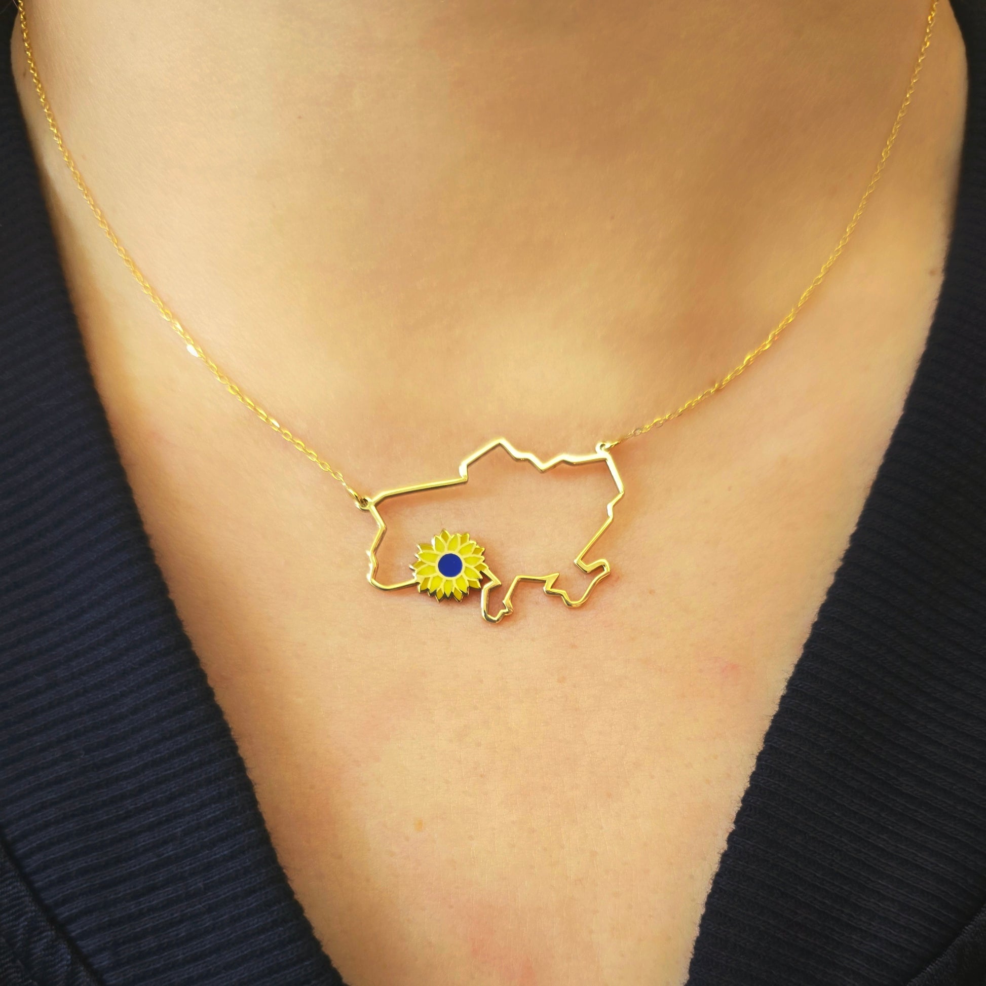 18K gold Ukrainian map pendant necklace – elegant and symbolic