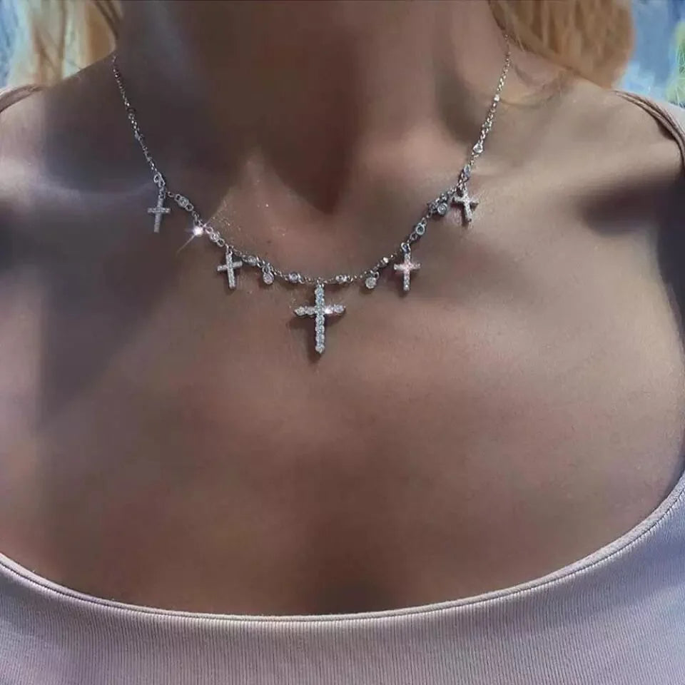 "قلادة MiniLux على شكل صليب مصنوعة من ذهب 18k – رمز الإيمان والأناقة في بيروت ودبي"