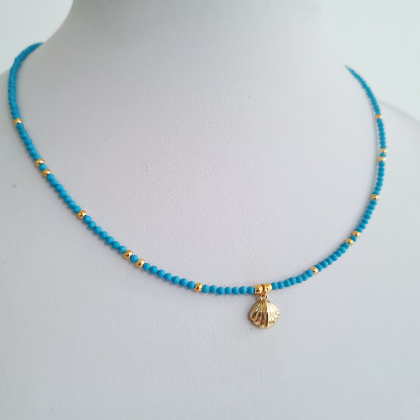 Scallop shell choker necklace