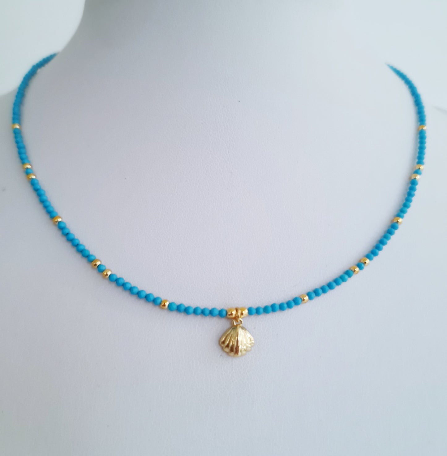 Scallop shell choker necklace