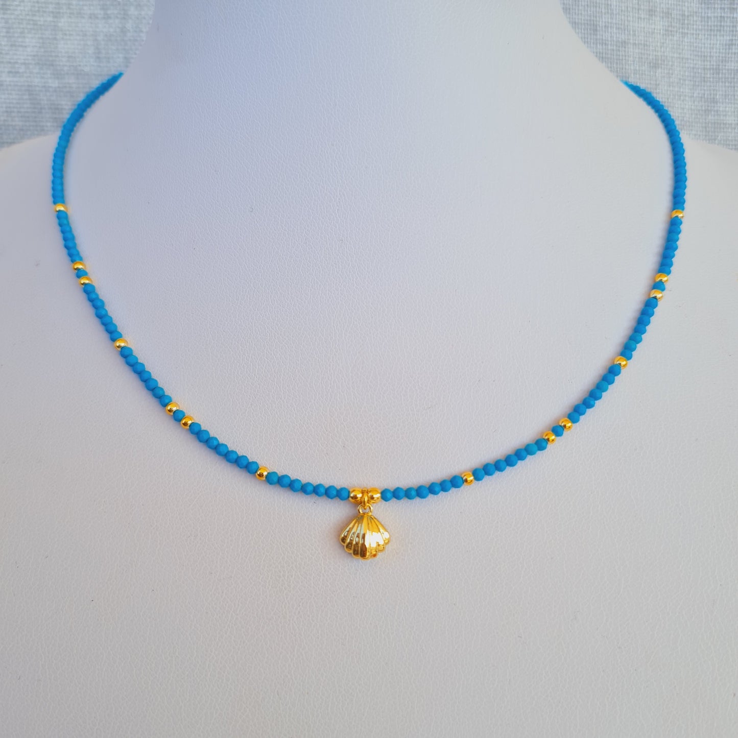 Scallop shell choker necklace