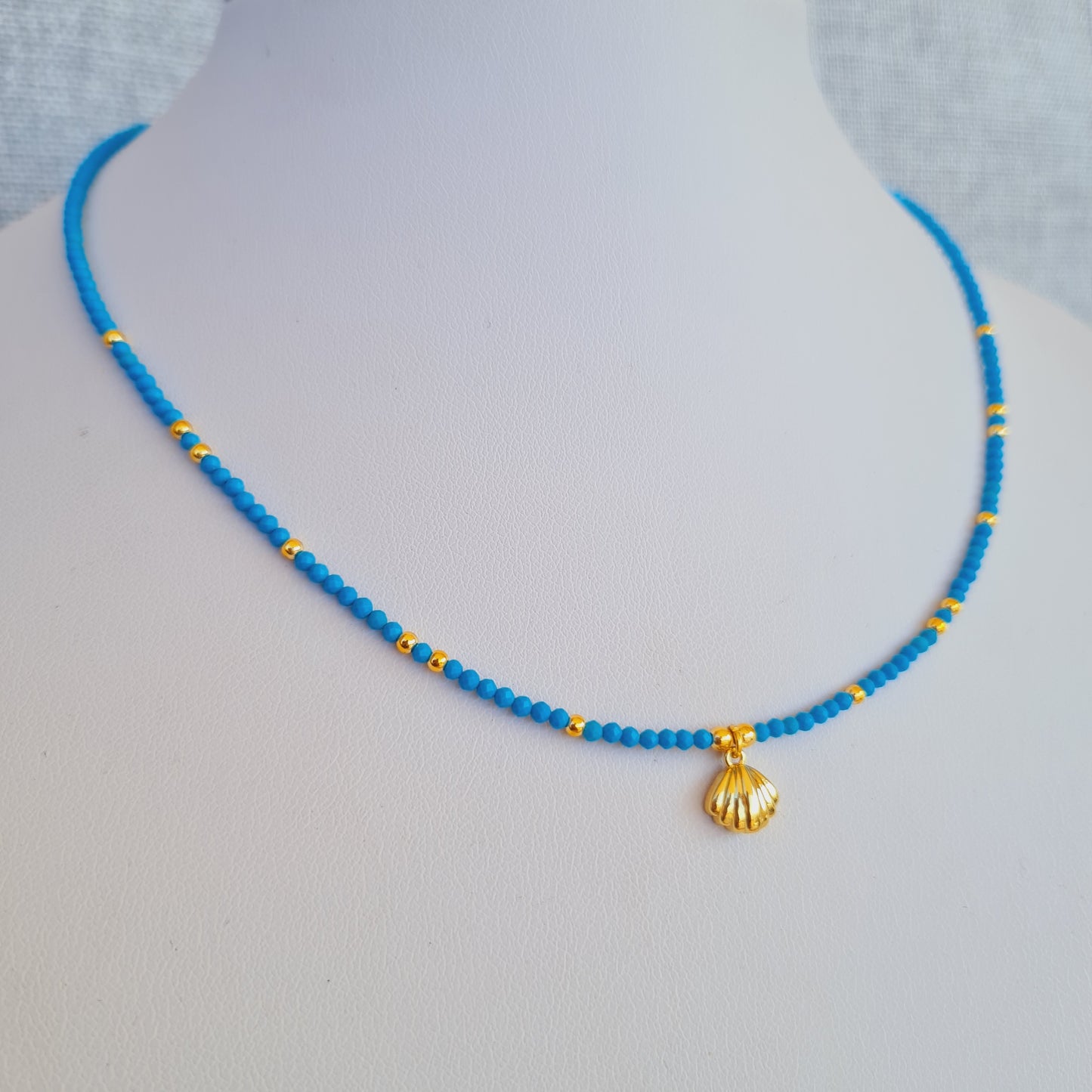 Scallop shell choker necklace