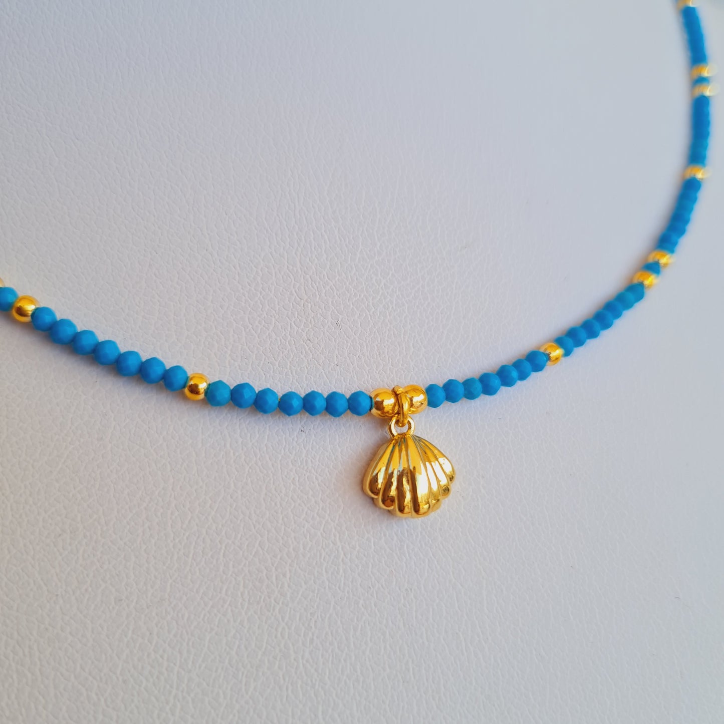 Scallop shell choker necklace