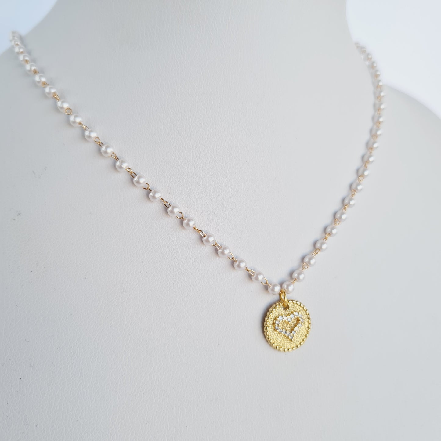 Pearl necklace with a twist