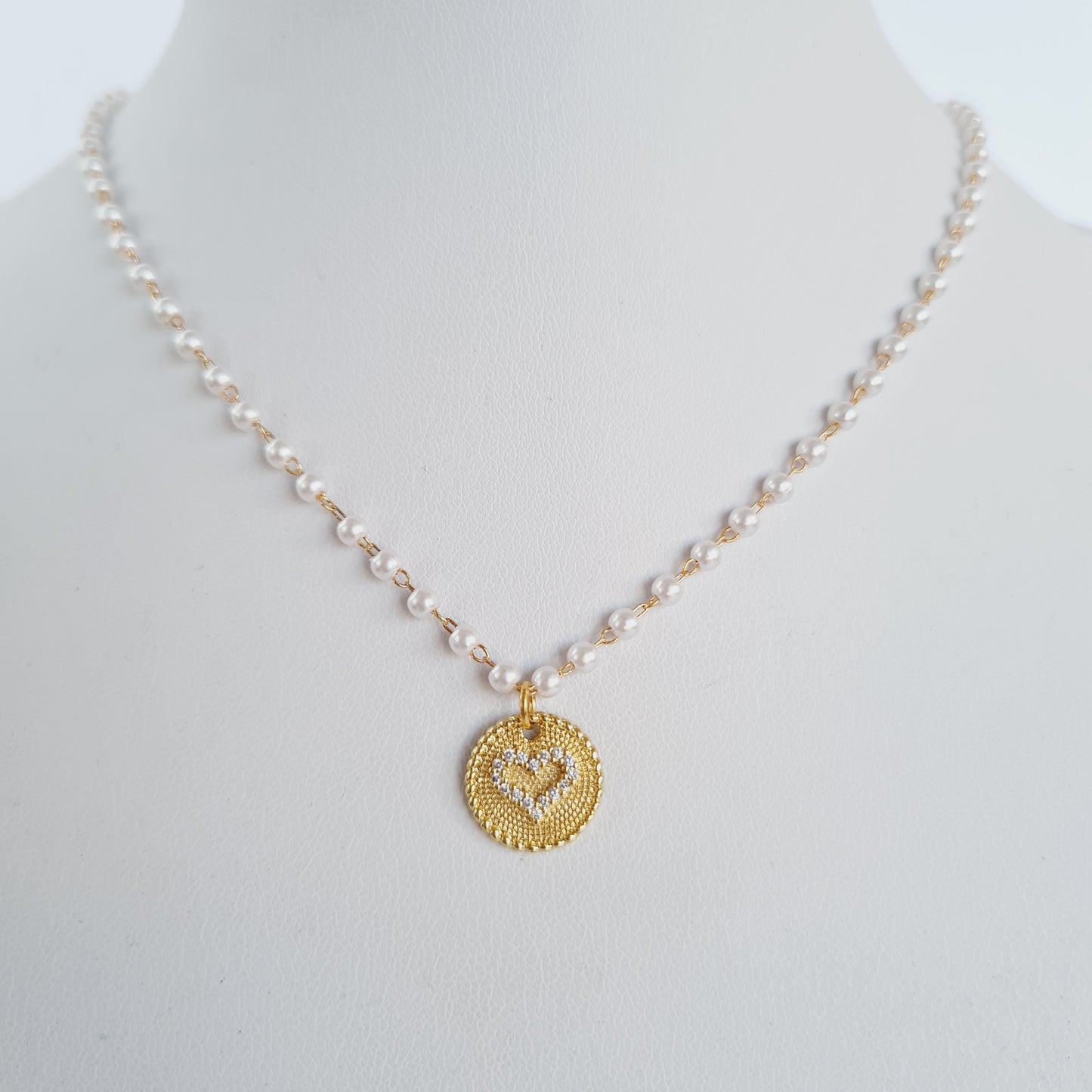 Pearl necklace with a twist