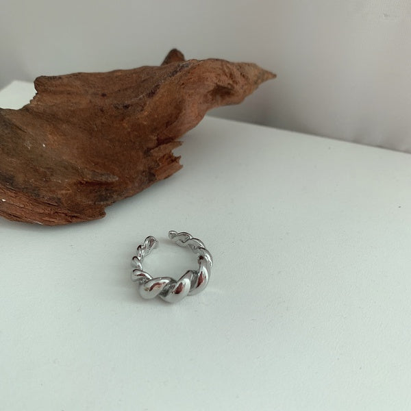 Croissant Twist ring