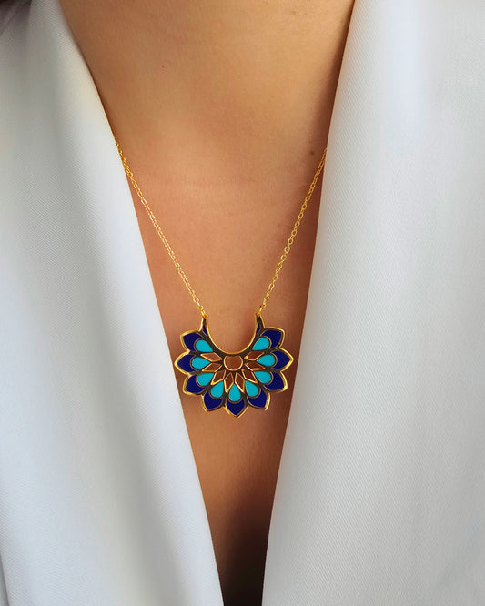 Summer 2025 gold 18k Mandala flower necklace with customizable enamel color – عقد صيفي أنيق ماندالا ذهب

