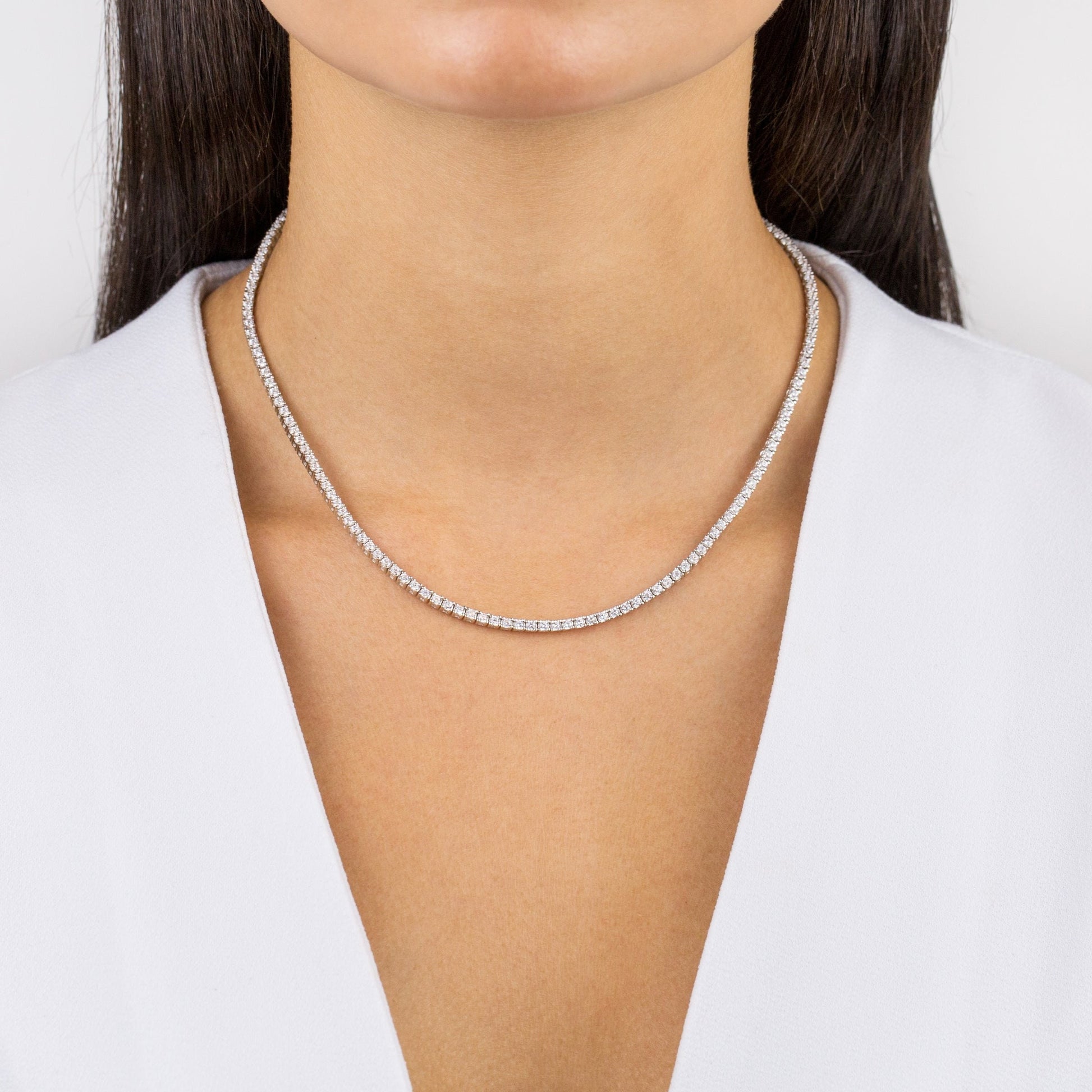 High-end silver necklace with brilliant stones, ideal for wedding dresses or stylish events. فخامة المجوهرات الراقية مع لمعة مبهرة تناسب فساتين الزفاف وكل المناسبات الراقية.


